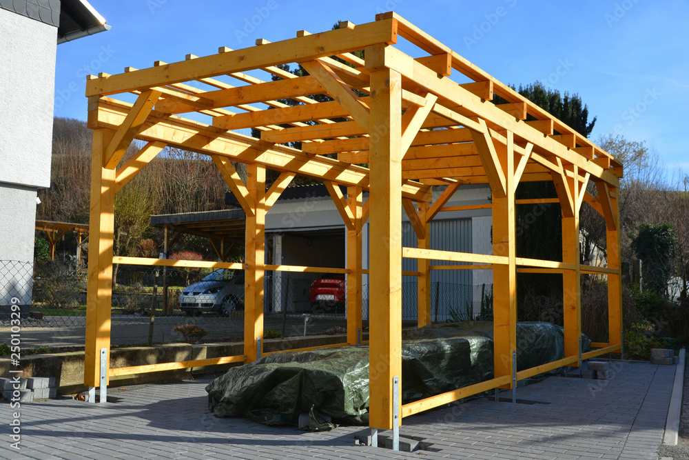 Fototapeta premium Neuer Carport aus lasiertem Holz