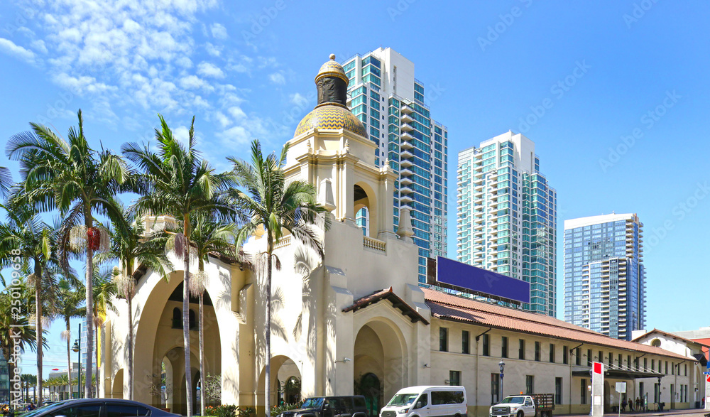 Fototapeta premium Zajezdnia Santa Fe, stacja w stylu hiszpańskiego odrodzenia kolonialnego. San Diego, Kalifornia, USA