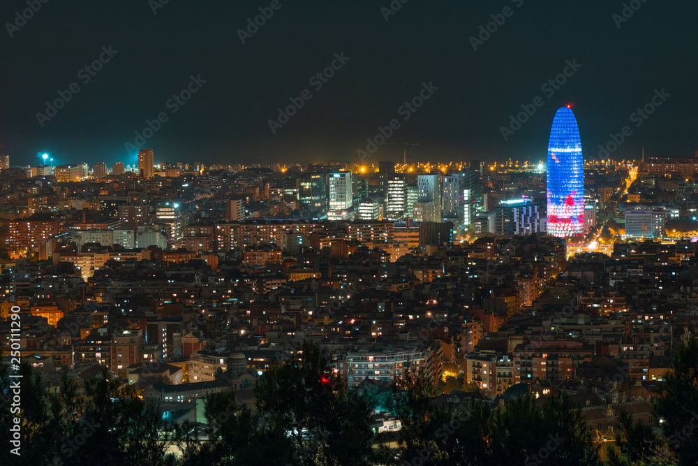 Fototapeta premium Skyline of Barcelona from the 'Bunkers del Carmel', at night