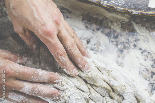 Brot backen in der Küche, mit Mehl, Wasser und einem Rührgerät. 