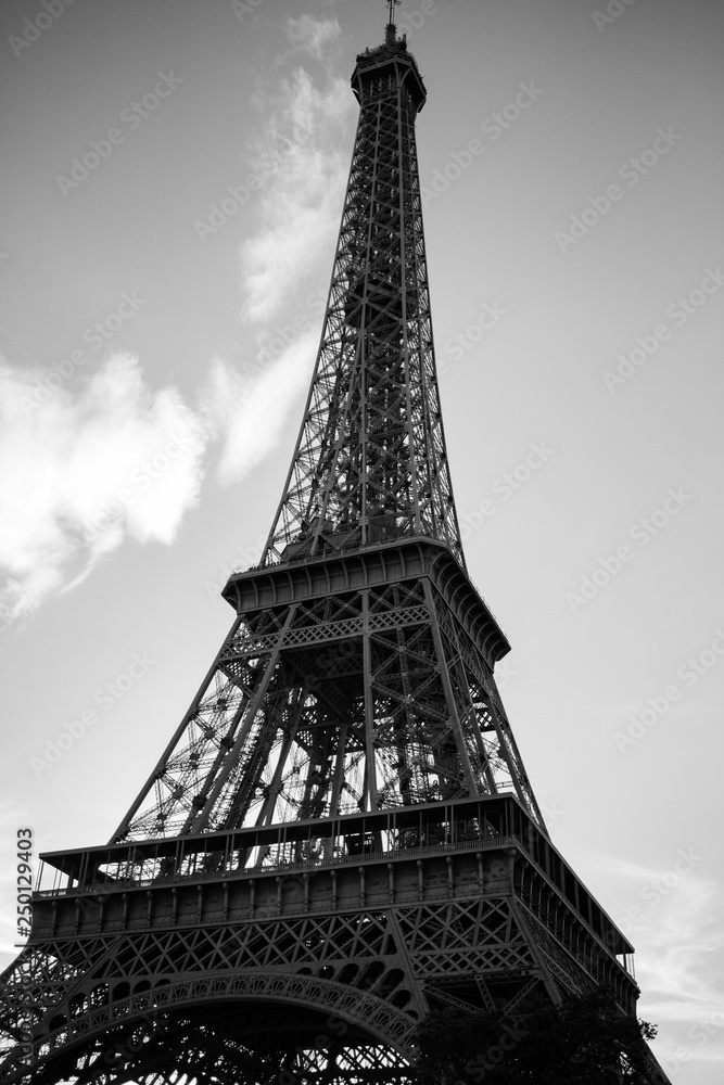 Noir Eiffel Tower