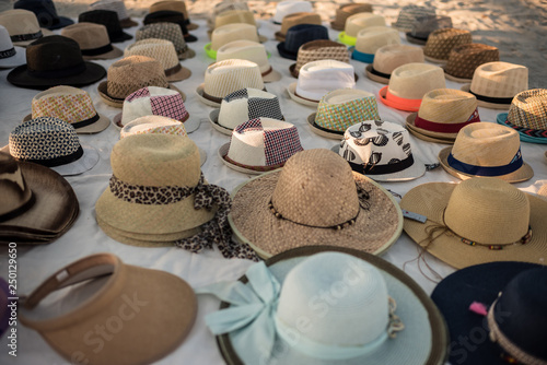 cappelli distesi sulla sabbia, stuoia, in estate