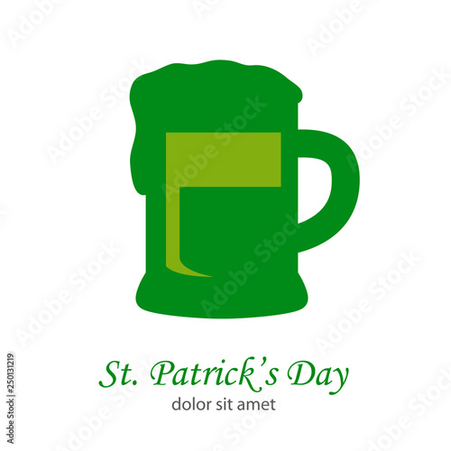 Logotipo abstracto con texto St. Patrick's Day con jarra de cerveza en color verde