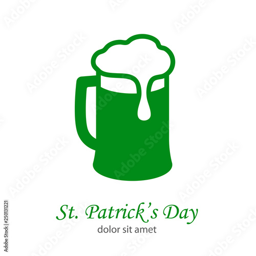 Logotipo abstracto con texto St. Patrick's Day con jarra de cerveza con espuma en color verde