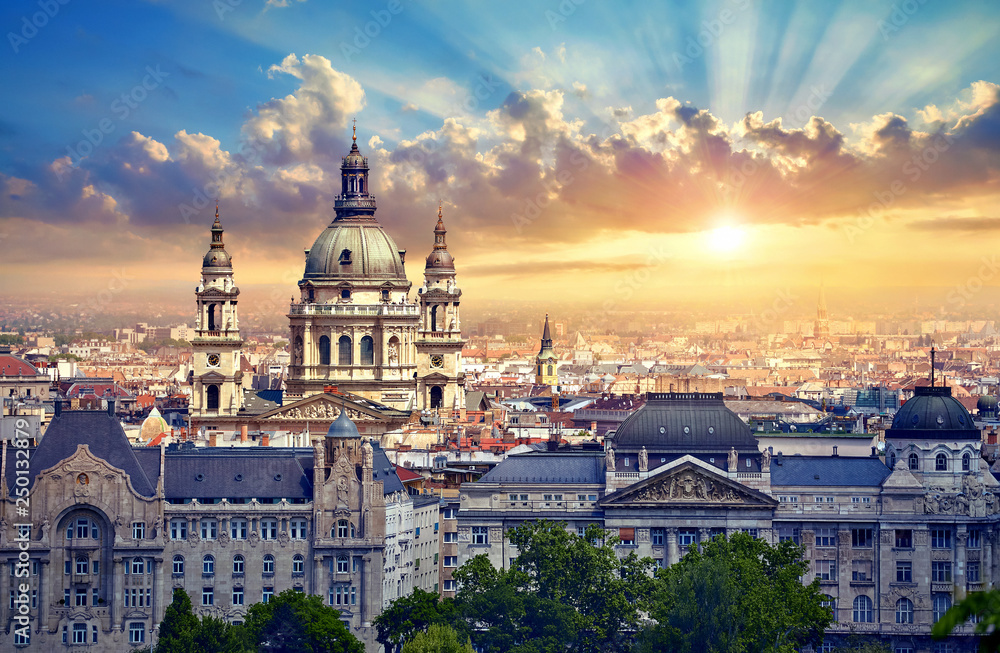 Naklejka premium Panorama krajobrazu miejskiego z zachodem słońca i starych budynków i kopuł budynków operowych w Budapeszcie na Węgrzech.