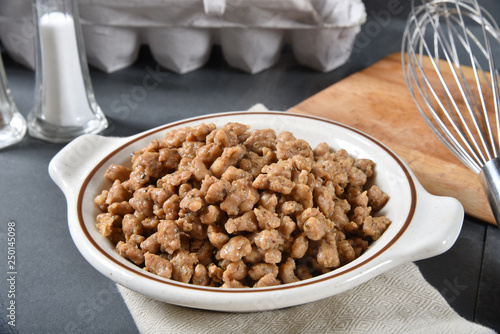 Schilderij op canvas Bowl of sausage crumbles