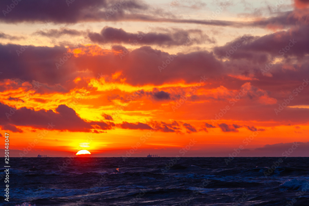 Obraz premium picturesque seascape with colorful clouds and bright sunshine during sunset