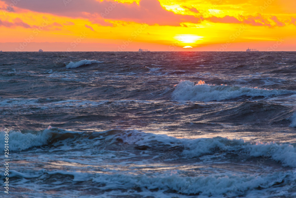 Obraz premium picturesque seascape with colorful clouds and bright sunshine during sunset