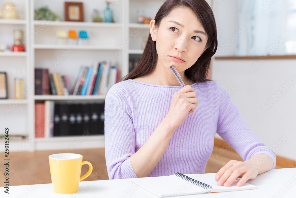 メモをする女性 考える メモをする女性 考える