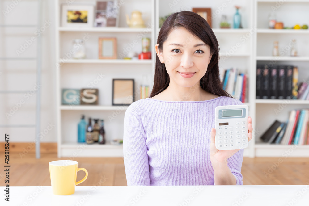電卓を持つ女性