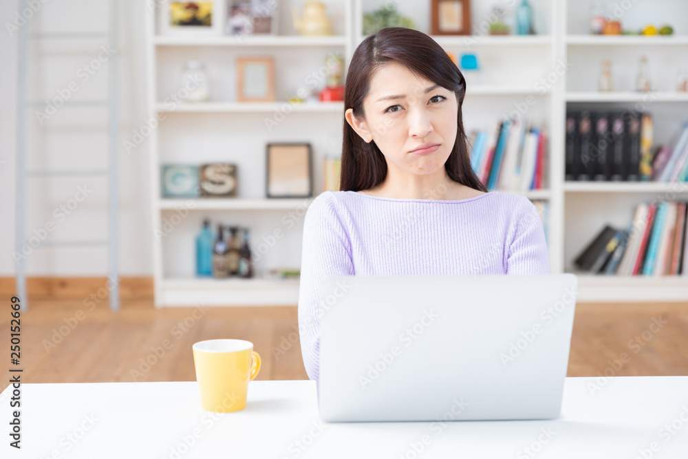 ラップトップコンピューターを見る女性 考える ラップトップコンピューターを見る女性 考える