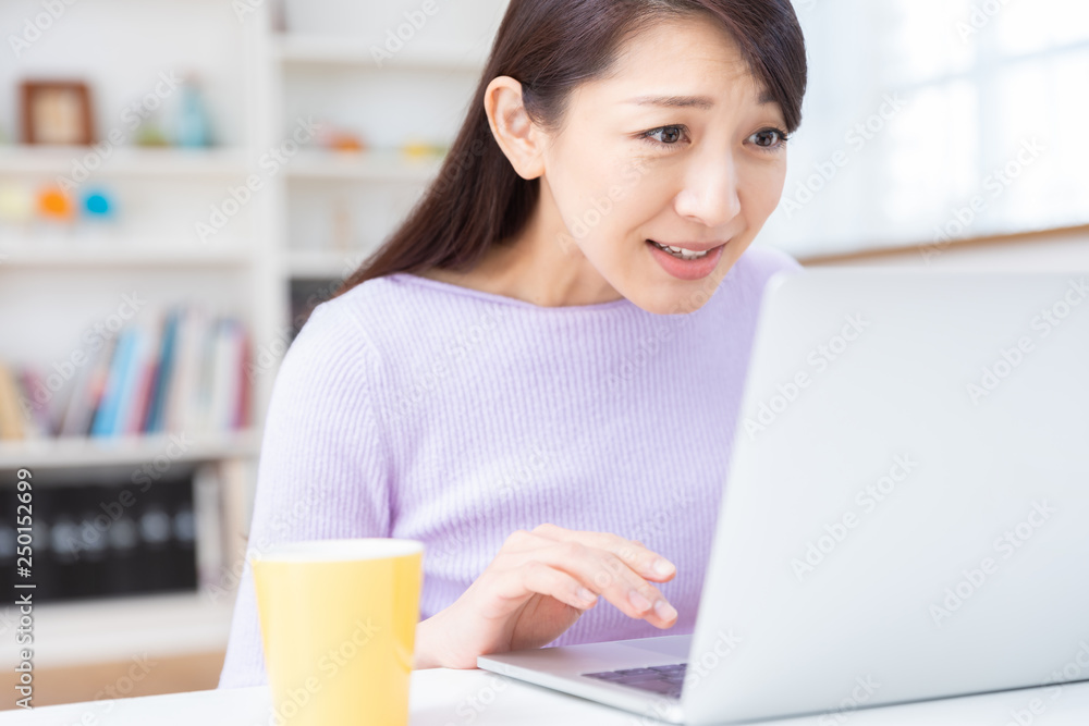 ラップトップコンピューターを見る女性 考える ラップトップコンピューターを見る女性 考える