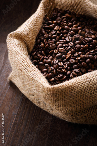 麻袋に入ったコーヒー豆 © taa22