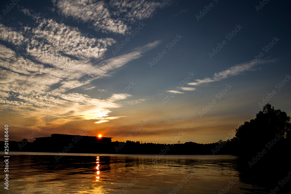 Naklejka premium Beautiful Sunset sits on the lake