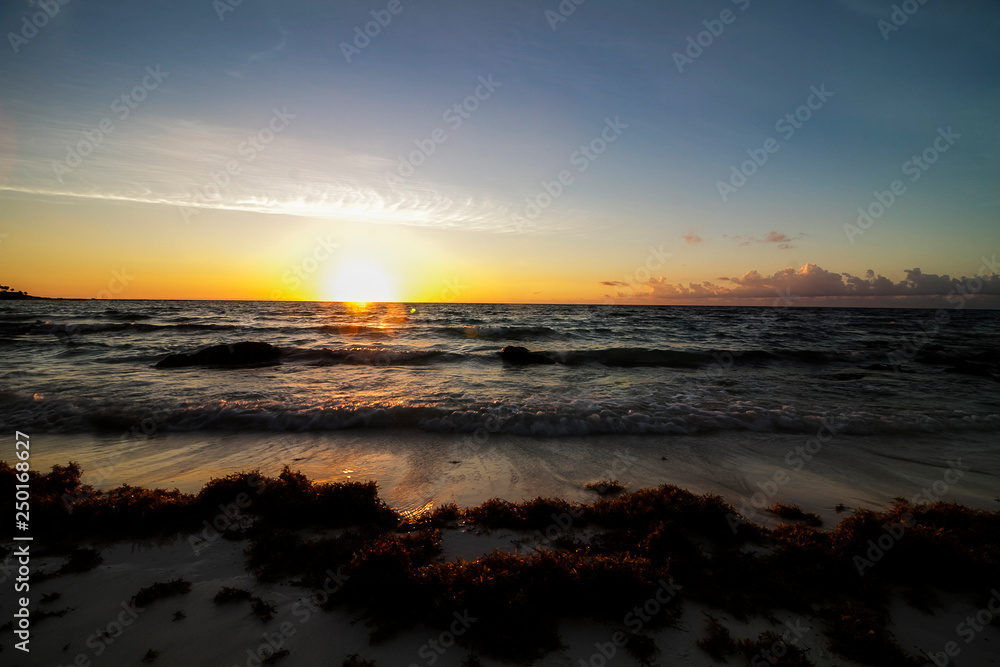 Obraz premium Sunrise on riviera maya, Mexico