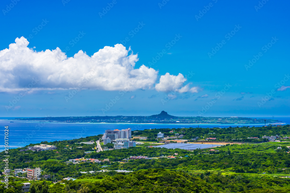 Naklejka premium 本部半島より伊江島を望む