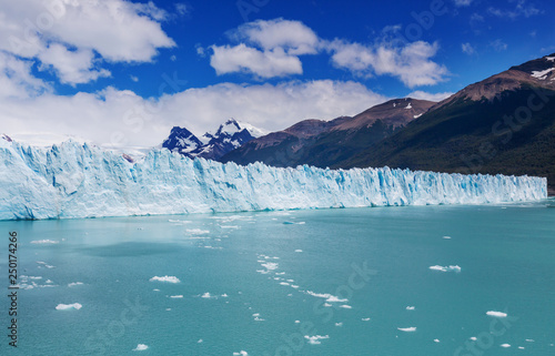 Glacier in Argentina © Galyna Andrushko