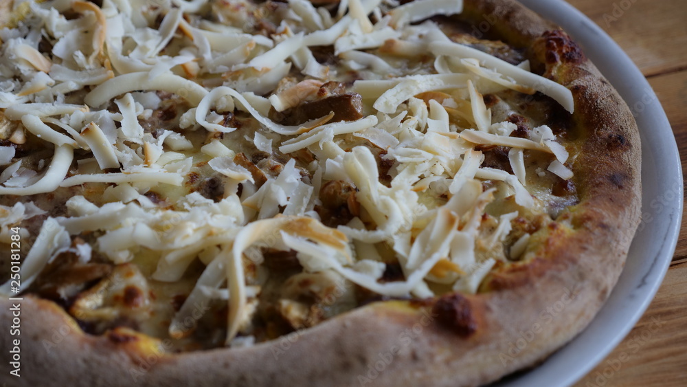 Pizza italiana su tavolo in legno Pizza italiana su tavolo in legno