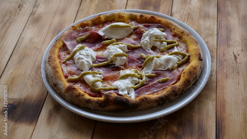 Pizza italiana su tavolo in legno