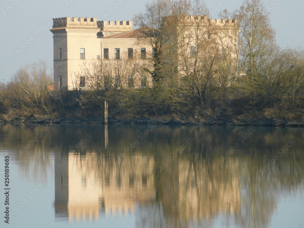 castello medievale sul fiume