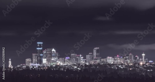 Wallpaper Mural 4K time-lapse of Seattle skyline at night as major snowstorm rolls in - Snowpocalypse February 10, 2019 Torontodigital.ca