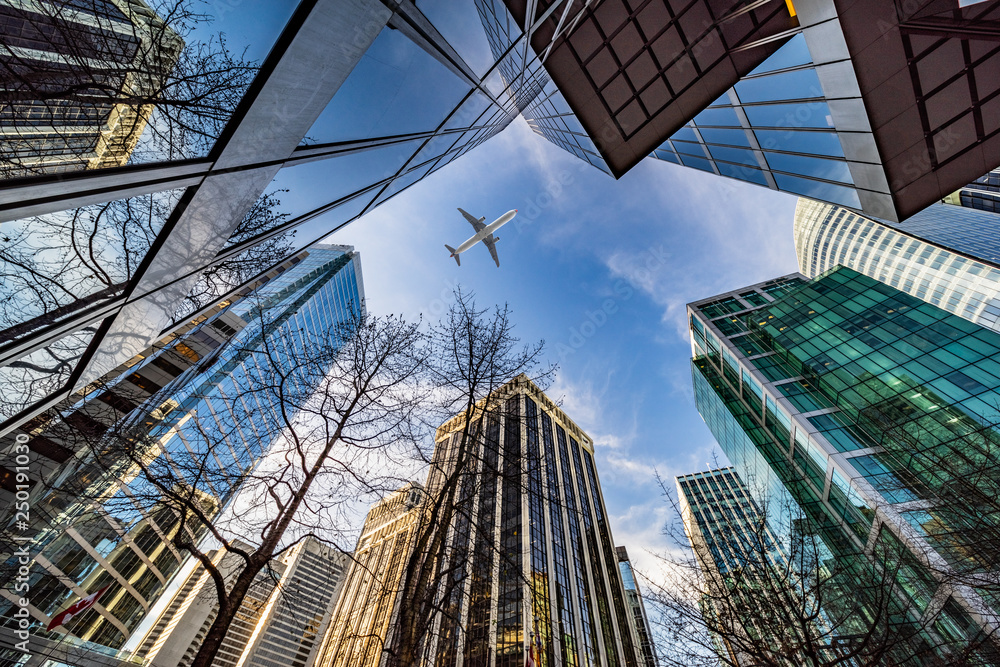 Obraz premium jet plane flying over architecture