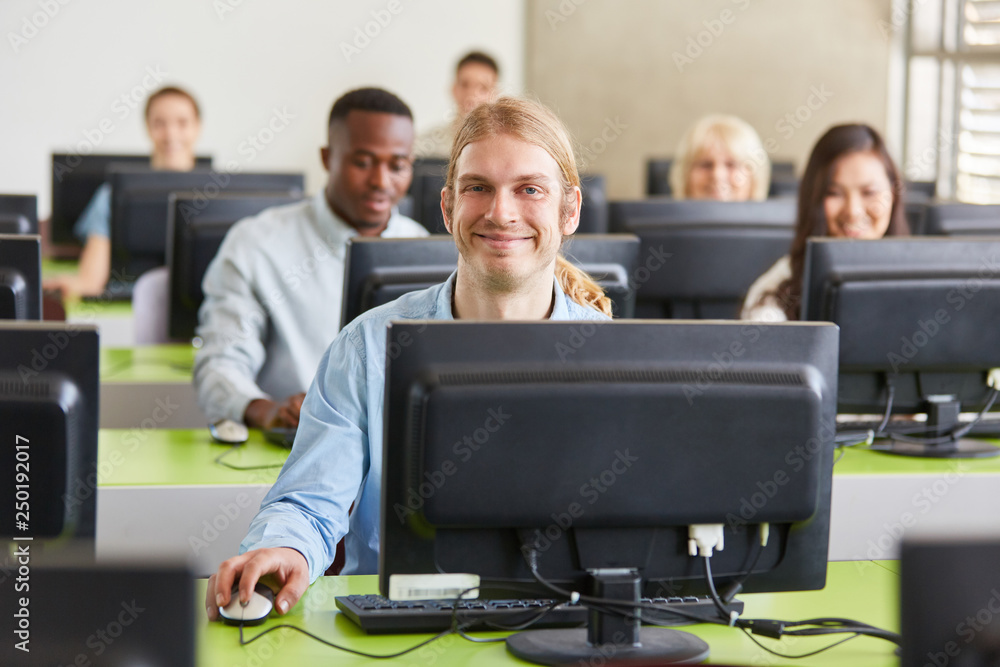 © Robert Kneschke - Studenten im Computer Seminar © Robert Kneschke - Studenten im Computer Seminar