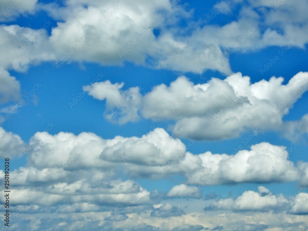 Fototapeta premium Biało-niebieskie zachmurzone niebo