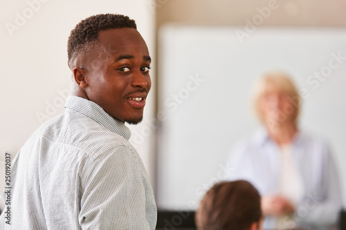 Afrikanischer Student im Unterricht