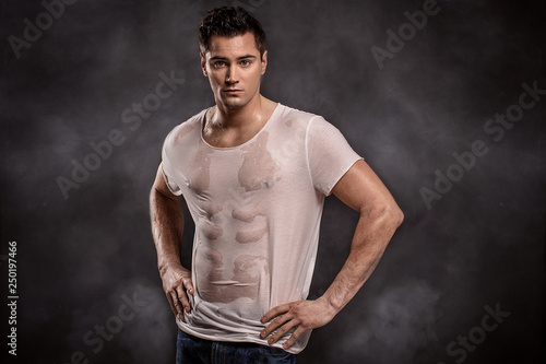 Handsome muscular man posing. © neonshot