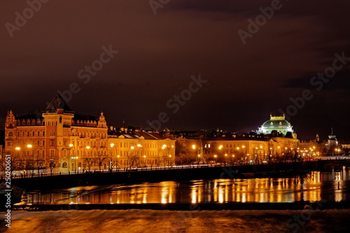 Abend in Prag mit Blick von der Karlsbrücke
