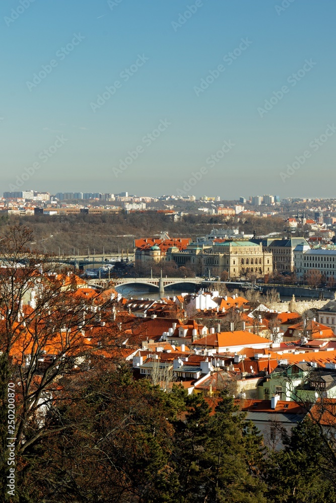 Blick über Prag an einem warmen Wintertag