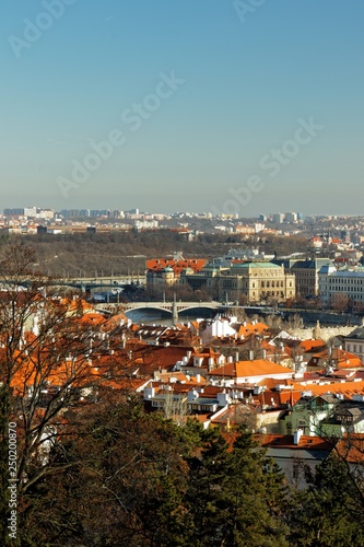 Blick über Prag an einem warmen Wintertag