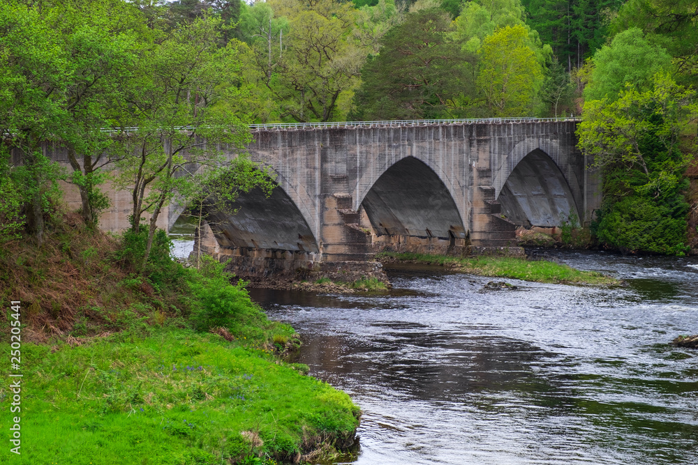 Brücke über die Oich in den schotischen Highlands