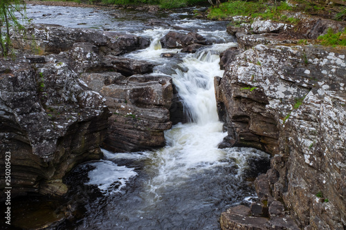 Wasserfall in der Nähe von Invermoriston in den schottischen Highlands