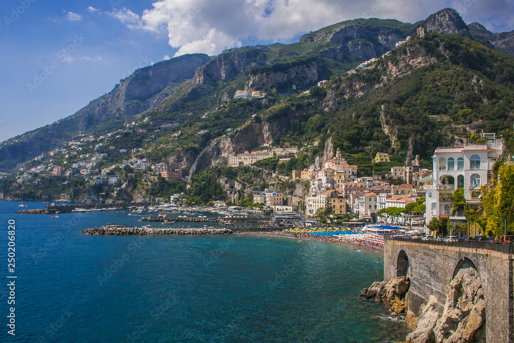 Vacanze estive nella splendida città di Amalfi sul mare Tirreno