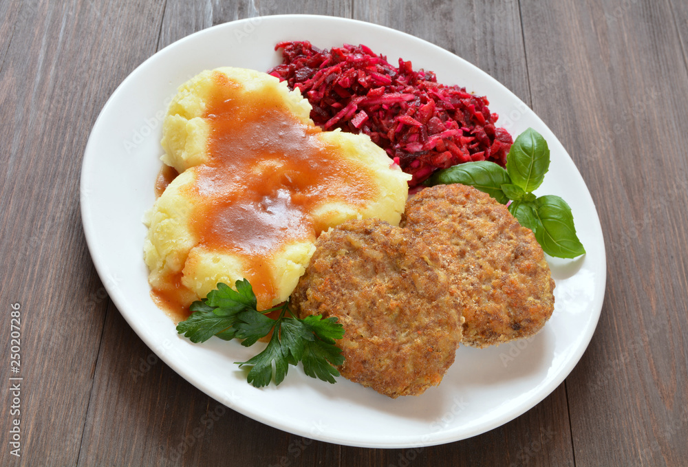 kotlety mielone z ziemniakami, sosem i surówką kotlety mielone z ziemniakami, sosem i surówką