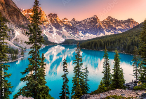 Fototapeta Naklejka Na Ścianę i Meble -  Moraine Lake