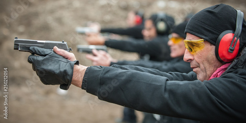 Foto Group of civilian practice gun shooting on outdoor shooting range