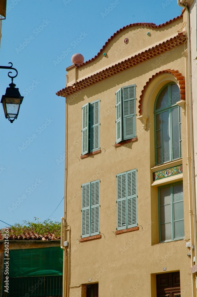 Casa provenzale con imposte azzurre, Costa Azzurra, Provenza, Francia