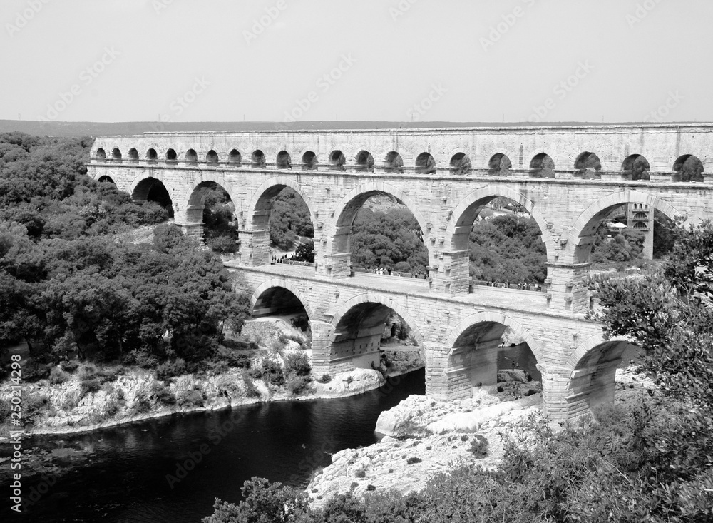 Ponte del Gard in bianco e nero in Provenza, Francia