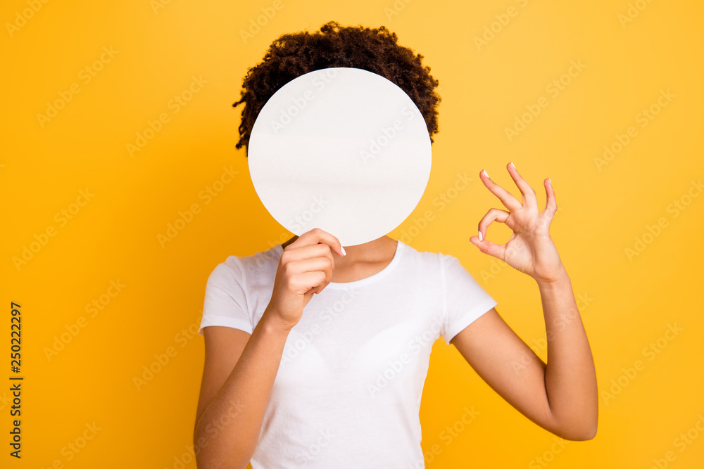 Φωτογραφία Close up photo beautiful amazing she her dark skin lady hiding face okey symbol