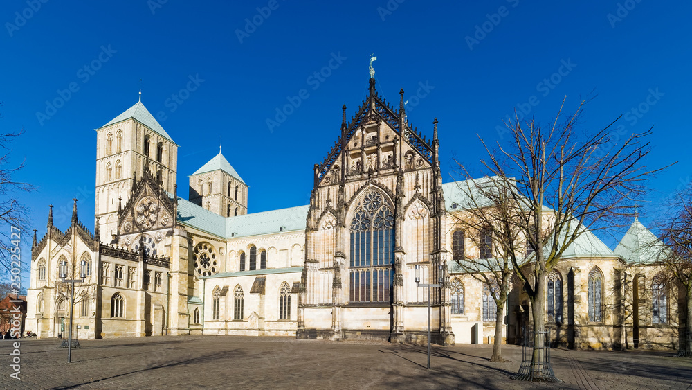 St. Paulus Dom mit Domplatz in Münster / Westfalen - Deutschland