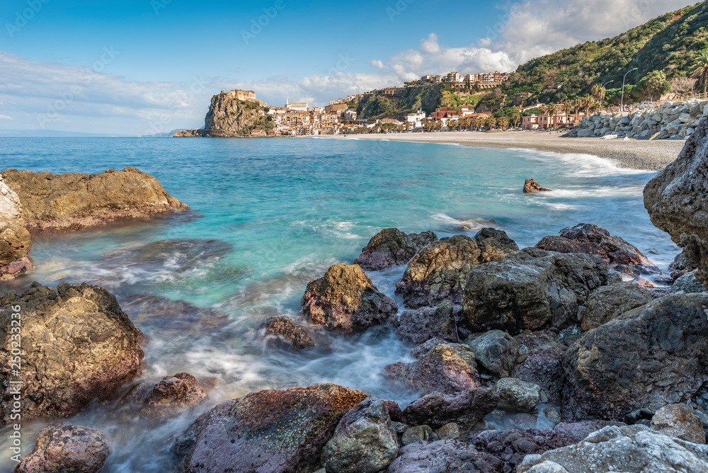 La spiaggia di Scilla con la cittadina sullo sfondo, provincia di Reggio Calabria IT	