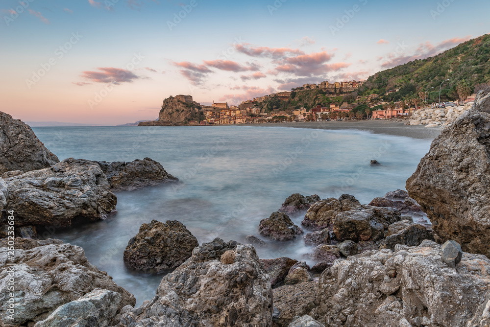 La spiaggia di Scilla con la cittadina sullo sfondo al cepuscolo, provincia di Reggio Calabria IT La spiaggia di Scilla con la cittadina sullo sfondo al cepuscolo, provincia di Reggio Calabria IT