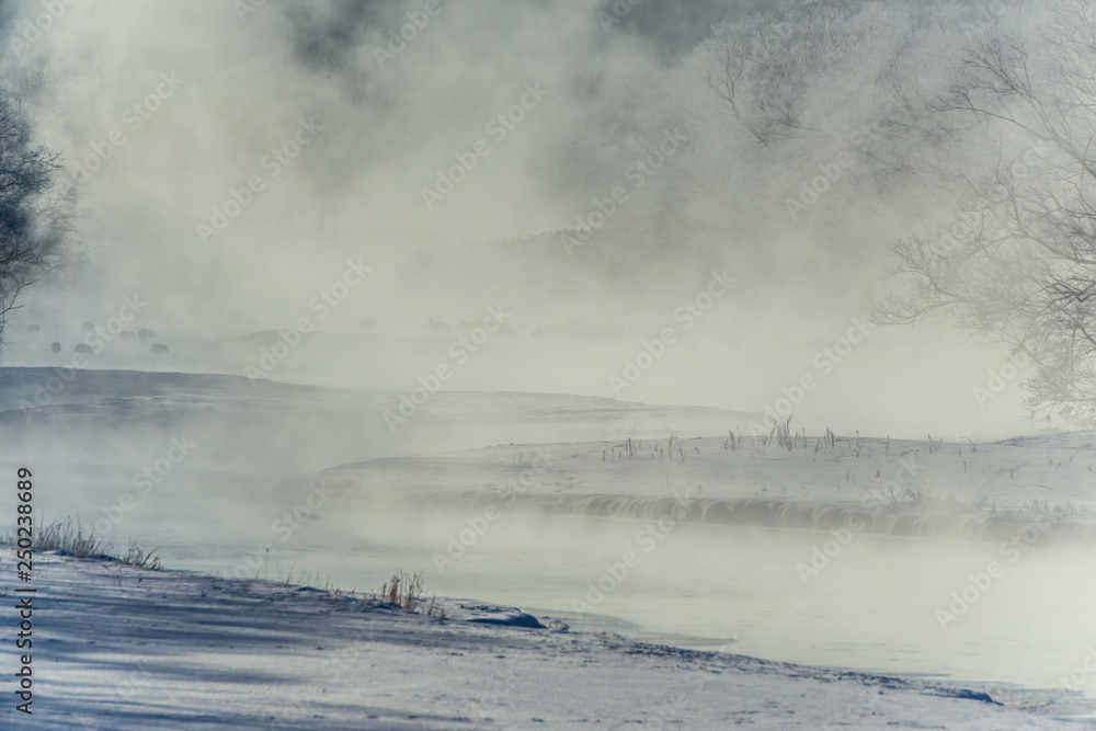 冬の夜明けの鶴居村音羽橋から霧氷と日ノ出