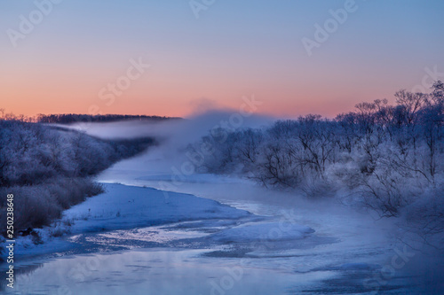 冬の夜明けの鶴居村音羽橋から霧氷と日ノ出
