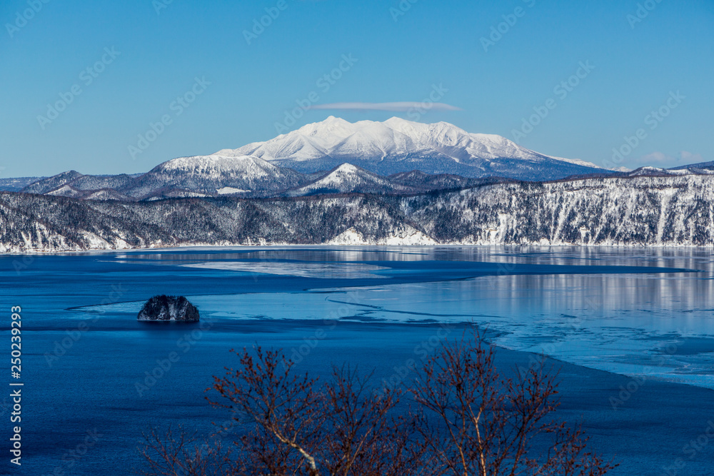 冬の摩周湖と摩周岳