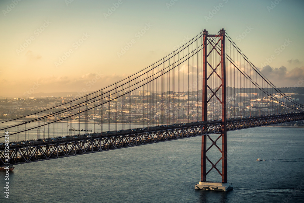 Obraz premium Sceniczny widok na Lisbon mieście podczas zmierzchu, Portugalia.
