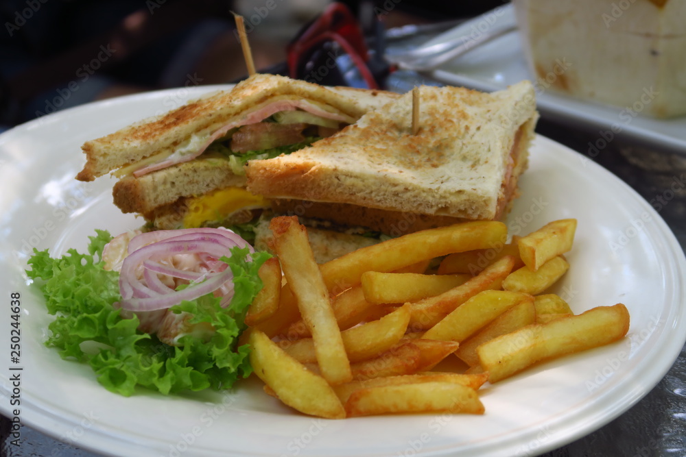 Sandwiches en triangle toastés avec frites Sandwiches en triangle toastés avec frites